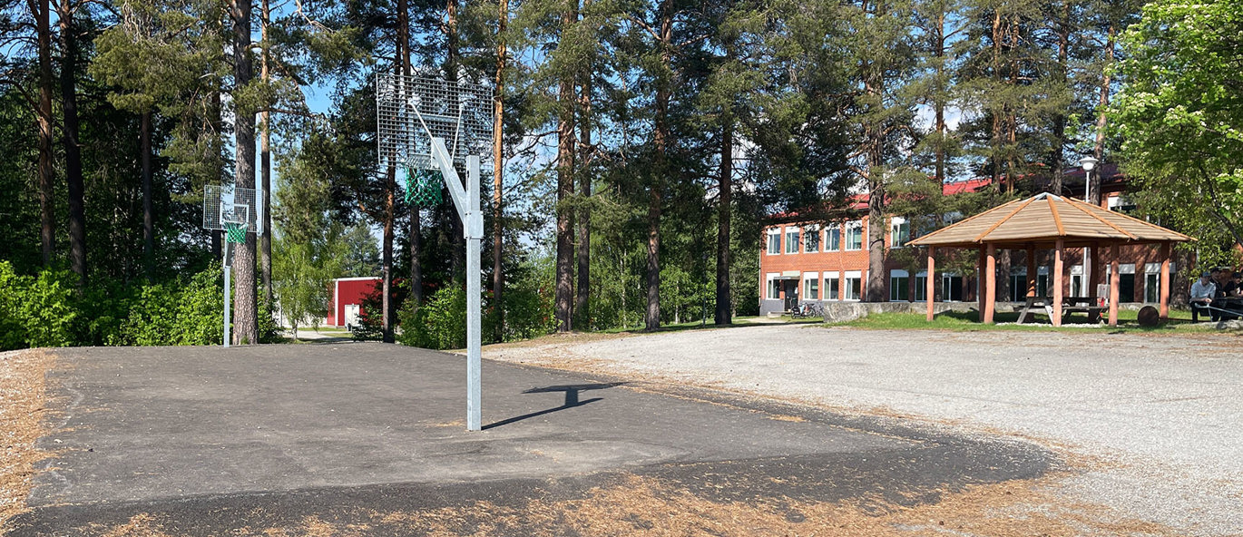 Under många år har vi hjälpt till att utveckla skolgården på Centralskolan i Åsele till att bli mer aktiv och attraktiv. 