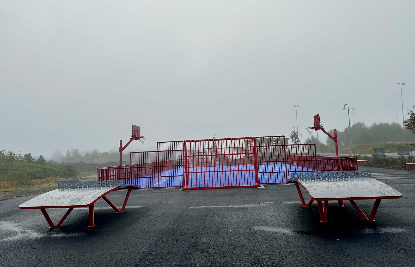 Två archballbord samt en röd multiarena i dimma