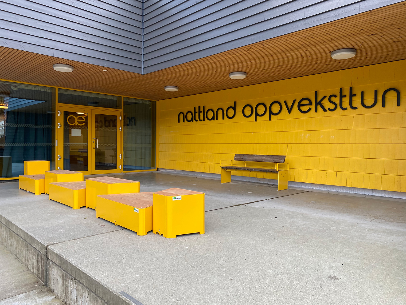 Mobilis Designs parkmöbler är ett fint blickfång på Nattlandskolan i Nesttun